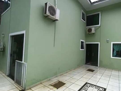 Casa em condomínio de luxo c/ 4qts, send 3suítes, 5brs, 4vgs, piscn, churrqr, quintal, amr