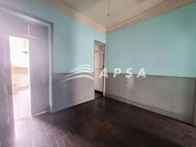 Excelente casa de vila localizada em são cristóvão, 99m², sala, três dormitórios, cozinha, banheiro