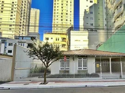 Locação anual: casa 3 dormitórios // centro