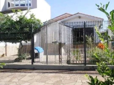 Residência térrea 3 dormitórios com pátio em Ipanema