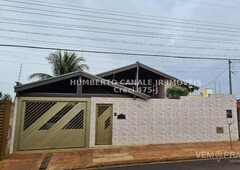 Casa Térrea com 3 Quartos à Venda por R$ 800.000