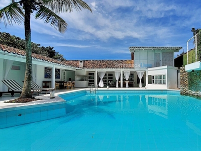 Casa grande com piscina na praia de Ferradura