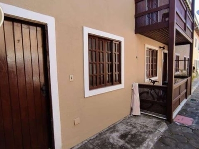 Casa em condomínio fechado com 2 quartos à venda na rua irmã josefina da veiga, palmeiras, cabo frio por r$ 250.000