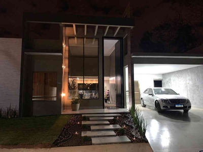 Casa com 3 quartos à venda no bairro Guará I, 400m²