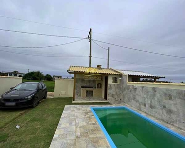 Linda casa pronta com 2 quartos, área gourmet e piscina em Unamar - Cabo Frio - RJ