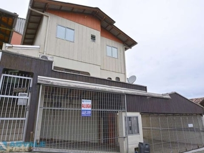 Casa em condomínio fechado com 3 quartos para alugar na rua leopoldo gorges, 289, velha, blumenau, 120 m2 por r$ 1.900