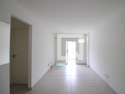 APARTAMENTO no 3º andar com 2 dormitórios e 1 garagem