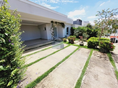 Casa à venda, em condomínio , Térrea maravilhosa super bem localizada , com jardim ( Res