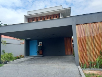 Casa de alto padrão na região do bairro Santa monica , casa finamente decorada no estilo m
