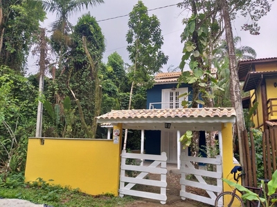 Casa de condomínio com 2 dormitórios no sertão de Camburi. Locação anual