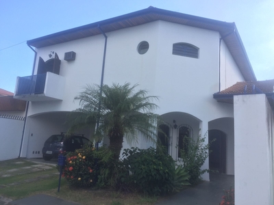 Casa em Vila Jaboticabeira, Taubaté/SP de 350m² 4 quartos para locação R$ 3.500,00/mes