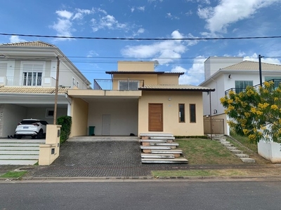 Casa para aluguel e venda possui 240 metros quadrados com 4 quartos