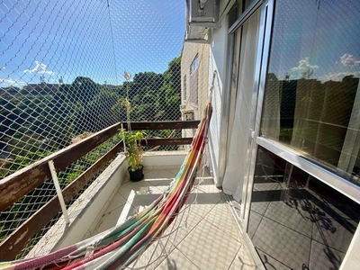 Lindo apto em local silencioso e arborizado com vista parcial mar!