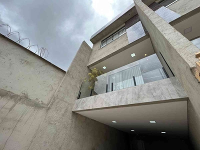 Casa com 3 quartos à venda no bairro Parque Xangri-lá, 145m²