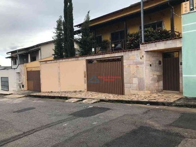 Casa com 3 quartos à venda no bairro Vila Floresta, 460m²