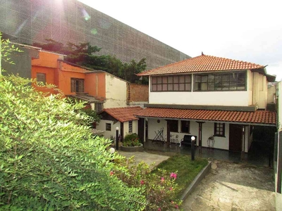 Casa com 3 quartos à venda no bairro Barreiro, 272m²