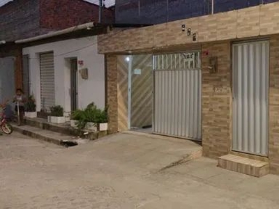 Alugo casa com garagem e três quartos no bairro roda de fogo valor 800 reais