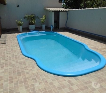 Casa Linear, 2 Qtos sendo 1 Suíte, Área Gourmet com Piscina.