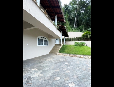 Casa no Bairro Velha em Blumenau com 3 Dormitórios (3 suítes) e 371.28 m²