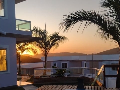 Casa nova financiada em cabo frio - un. 2 ou 3 qtos - un. piscina + á.gourmet. ou sem.