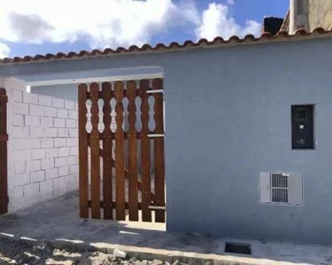 Casa padrão geminada a venda em Itanhaém. Possui 2 quartos