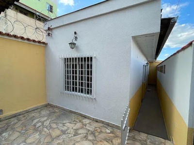 Casa para aluguel possui 55 metros quadrados com 1 quarto e área externa com churrasqueira