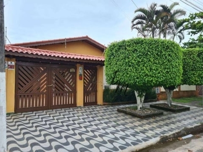 Linda casa com 03 dormitórios e edícula no fundo