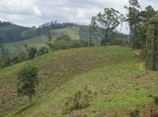 Oportunidade de você obter uma propriedade em uma área verde e com lagos