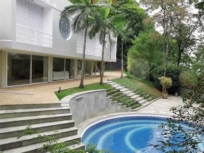 Casa Térrea de Alto Padrão com 750 m², 3 suítes, 4 salas, piscina e 15 vagas no Barro Bran