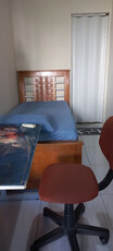 Quarto com banheiro individual.