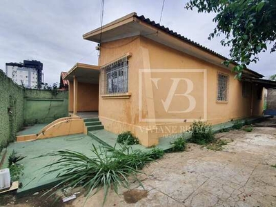 Casa bem localizada, próximo a praça do Brasiléia, composta por 3 dormitórios!