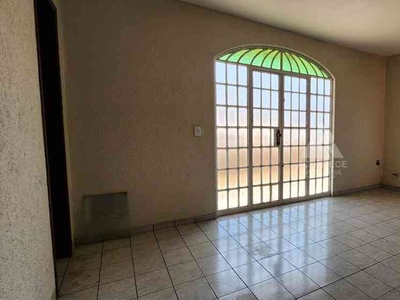 Casa com 4 quartos para alugar no bairro Candangolândia, 280m²