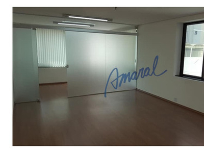 Conjunto Comercial Com 48 M², Banheiro, 1 Garagem E Garagem Rotativa Para Clientes, Portaria 24 Hs, Estacionamento Rotativo, Ar Condicionado, Piso Laminado.