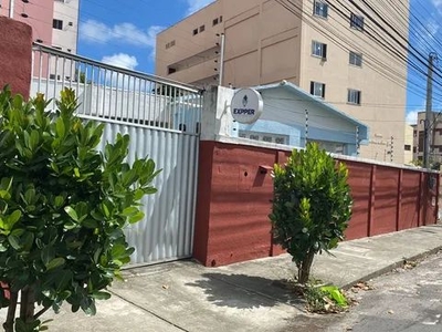 Aluga-se para casa a poucos metros da av. Pontes Vieira