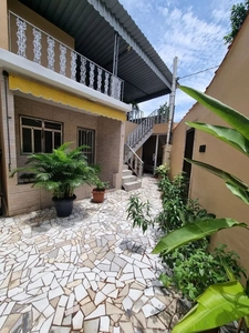 Casa de 2 pavimentos em local privilegiado no Gramacho, Duque de Caxias. CA0543