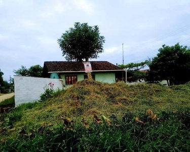 Excelente terreno, fazendo frente para três ruas e muito bem localizado na Costeira