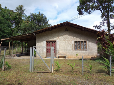 Terreno com 2 casas de Alvenaria