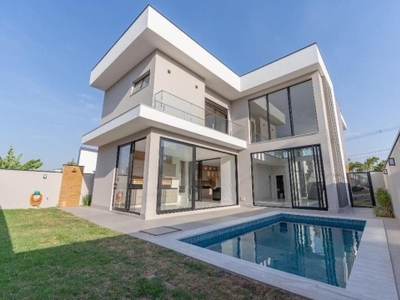 Casa moderna pronta para morar, com armários e piscina