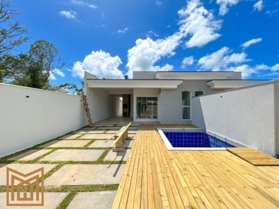 Casa nova com piscina e alto padrão de acabamento, próxima á praia!