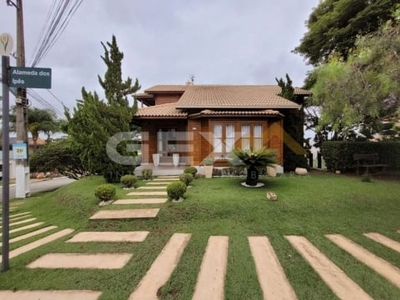 Linda casa de madeira em condomínio horizontal.