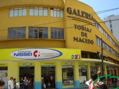 Loja interna, térrea com mezanino e próxima da entrada da galeria.