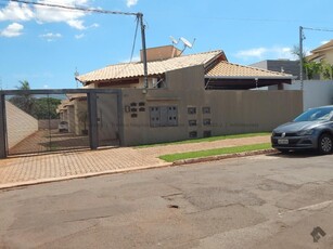 Casa semimobiliada em condomínio na Vila Planalto