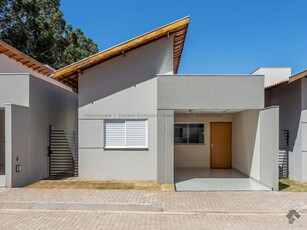 Casa térrea em condomínio fechado e com suíte