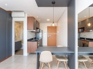 Loft com 1 quarto para alugar na rua curvelo, 100, petrópolis, porto alegre, 28 m2 por r$ 3.200