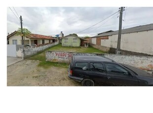 Casa de madeira em terreno com 360m² na Barra do Aririu