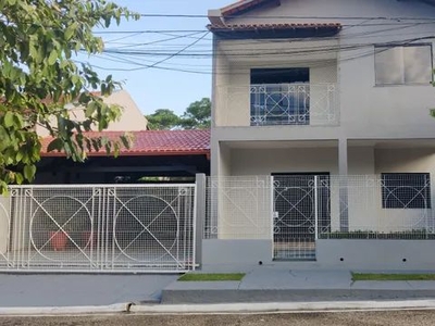 Alugo casa em Condomínio