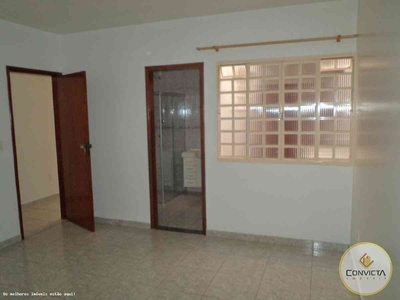 Casa com 3 quartos para alugar no bairro Candangolândia, 120m²