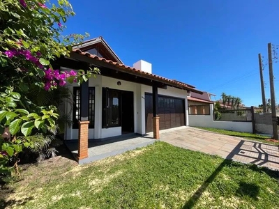 EXCELENTE CASA COM PISCINA PRÓXIMO DO MAR EM TRAMANDAÍ - VENDA OU LOCAÇÃO