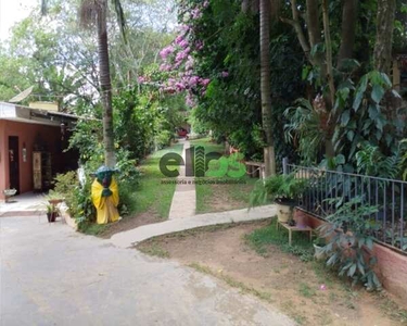 Chácara com ampla área verde, churrasqueira, fogão à lenha, horta e pequena cascata com ca