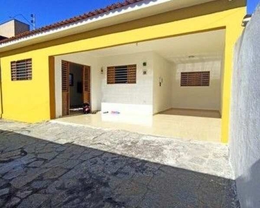 Excelente casa com 3 quartos, sendo 1 suíte, bem localizada em Mangabeira!